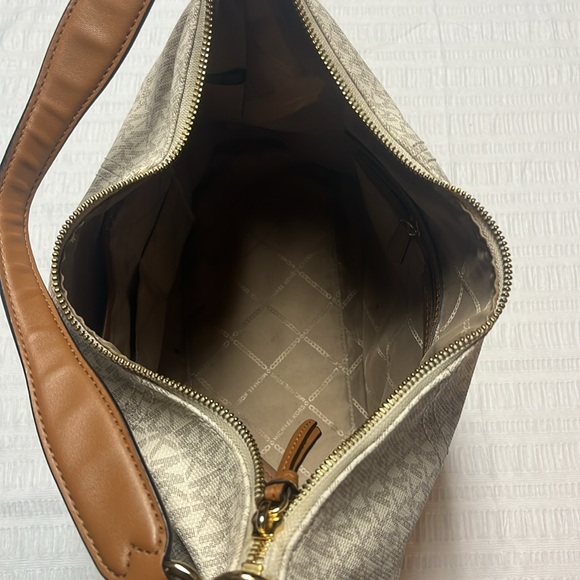 Michaell Kors signature shoulder bag- cream background with gray-ish MK’s. - Picture 4 of 16